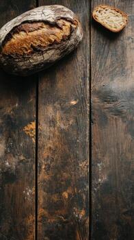 un pan en de madera mesa con un pan rebanadas y un pedazo de un pan foto