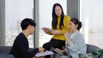 ung asiatisk yrkesverksamma främja lagarbete i en dynamisk möte till kör projekt Framgång med entusiasm och samarbete på kontor, data analys för företag tillväxt, analyserar finansiell dokument video