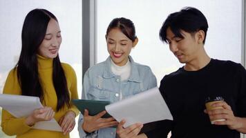 ung asiatisk börja kreativ design team i en brainstorming session i en coworking Plats. de fokus på utvecklande kreativ idéer för branding projekt, visa upp lagarbete och professionell tillväxt video