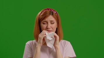 Grün Hintergrund und Frau Seite Aussicht Niesen. video