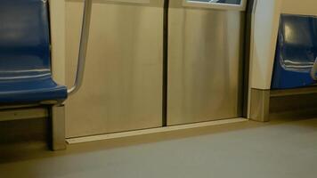 dörrar är stängning på de tunnelbana tåg som pendlare skaffa sig redo till skaffa sig av på de station. en glimt av de plattform är synlig genom de fönster. video