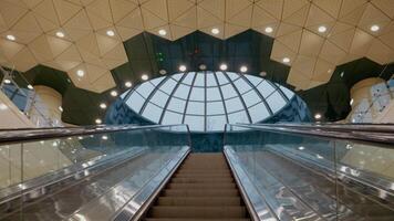 erfarenhet de elegant och modern arkitektur av en tunnelbana station med rulltrappor den där leda till ett imponerande kupolbelyst Plats. utforska offentlig transport design element. video