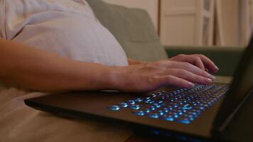 fechar acima do Difícil trabalhando grávida mulher fazer renda em uma computador portátil. aguardando mãe trabalhando em uma computador portátil ganho uma vivendo. família e gravidez contente. video