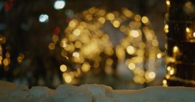 bokeh med cirklar och snö i de parkera under jul högtider. ut av fokus Semester bakgrund. ljus bokeh från xmas träd. ny år tema, bakgrund. video