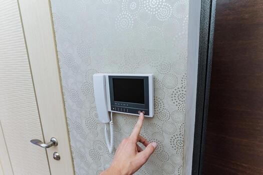 intercomunicador usado para visitante verificación, usuario utiliza intercomunicador a confirmar visitante antes de entrada foto