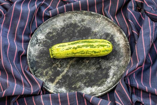 todavía vida estilo fotografía, con un mezcla de aleatorio objetos arreglado en un artístico camino frr foto