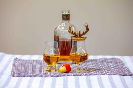 todavía vida estilo fotografía, con un mezcla de aleatorio objetos arreglado en un artístico camino gg foto