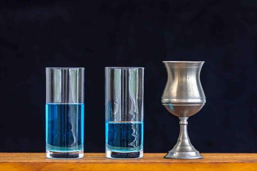 todavía vida estilo fotografía, con un mezcla de aleatorio objetos arreglado en un artístico camino un foto