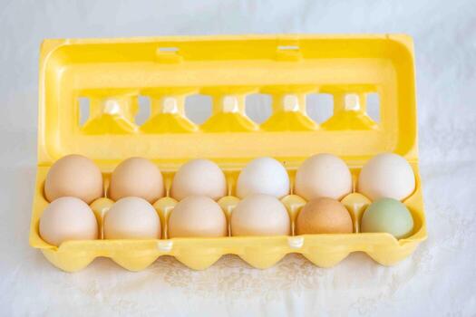 todavía vida estilo fotografía, con un mezcla de aleatorio objetos arreglado en un artístico camino huevos foto