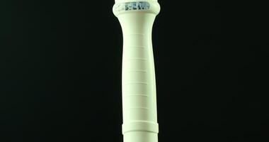 curling järn med digital visa visar temperatur på en modern arbetsyta under en styling session video