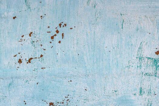 sucio al aire libre pared muestra resistido ligero verde azulado pintar y parches de óxido. Envejecido textura transporta rústico encanto y personaje en un tiempo de día ajuste. foto