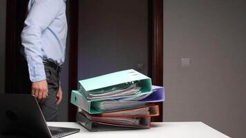 en man stående i främre av en stack av mappar video