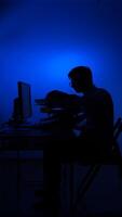 vertical pessoa trabalhando atrasado noite atrás computador tela video