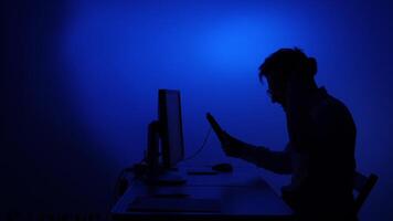 man upplever dator problem, som visar påfrestning och ilska video