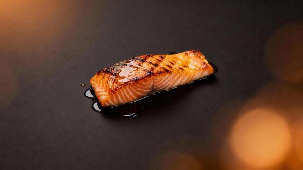 A la parrilla salmón filete brilla con vidriar encima un oscuro superficie con calentar bokeh Encendiendo foto
