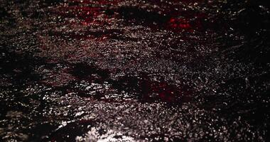 Regentropfen fallen langsam auf leeren Nacht Straße video