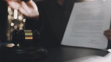 en domarens klubban på en skrivbord med en papper i främre av den video