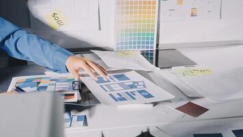 un persona es trabajando en un computadora con un diseño video