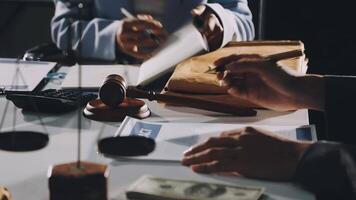 en bedöma är innehav en klubban och en man är signering en dokumentera video