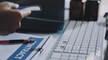 un' persona utilizzando un' computer tastiera e topo per Scrivi su un' documento video