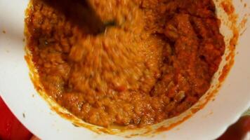 spridning former i skål, som visar slät textur och färdiga yta. fräs slutförs dess arbete med bakning grönsaker. begrepp av slät klistra som resultat av försiktig blandning Metod. video