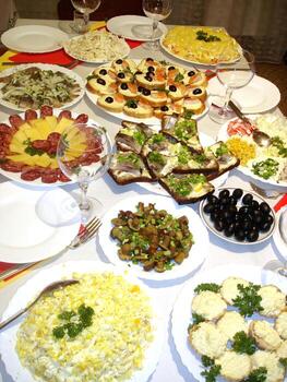 festivo mesa ajuste con aperitivos y ensaladas para un celebracion foto