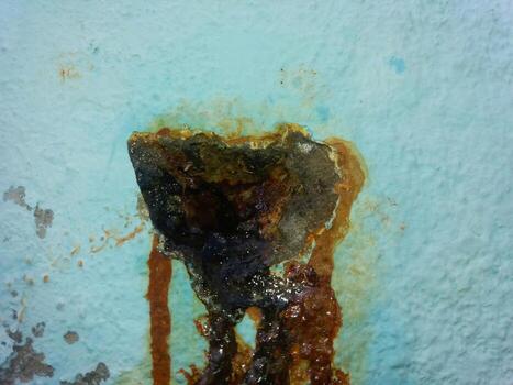 oxidado fuga en pared revela dañar y corrosión terminado hora en un interior ajuste foto