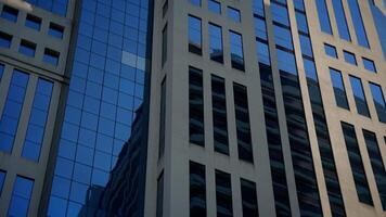 moderno arquitetônico Projeto do urbano construção fachada com Inovativa e artístico elementos video