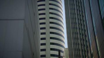 un exploración de moderno urbano arquitectura dentro un bullicioso y dinámica paisaje urbano video