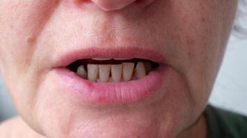 närbild sekvens av en person tala med annorlunda läpp rörelser och uttryck video