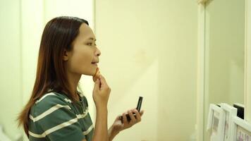 womans bellezza routine trucco applicazione nel morbido luce, riflettendo personale governare e se stesso cura nel interno specchio ambientazione, la creazione di calma e intimo atmosfera video