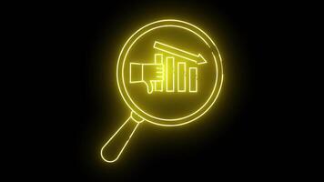 lysande neon gul förstoringsglas med en hand pekande ner och en faller bar Graf på en svart bakgrund video