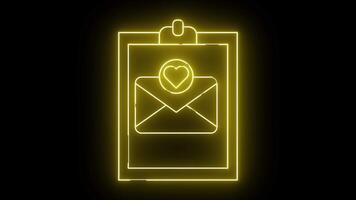 en gul neonbelyst ikon av ett kuvert med en hjärta inuti visas på en Urklipp uppsättning mot en svart bakgrund video