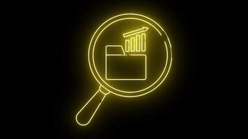 lysande gul översikt av en förstorande glas över en mapp bar Diagram med pil på en svart bakgrund video