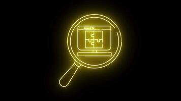 Gelb Gliederung von ein Vergrößerung Glas Fokussierung auf ein Computer Bildschirm mit Puzzle Stücke auf ein schwarz Hintergrund video