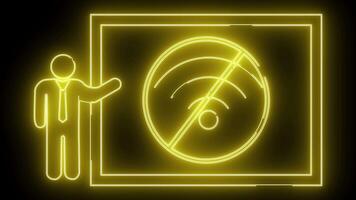 gul neon tecken figur poäng till en struken wiFi ikon inom en fyrkant ram på en svart bakgrund video