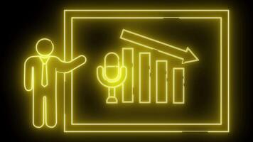 en neon tecken visar en presentatör pekande till en Diagram med nedåt pil och minskande barer mikrofon Nedan Diagram video