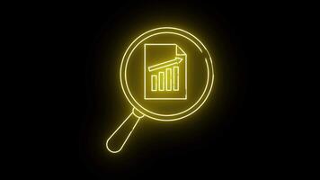 en lysande gul förstorande glas fokuserar på en dokumentera med en bar Graf och uppåtriktad pil video