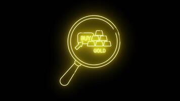 ein glühend Gold Lupe fokussiert auf Stapel von Gold Riegel mit das Text Kaufen Gold und ein Zeiger video
