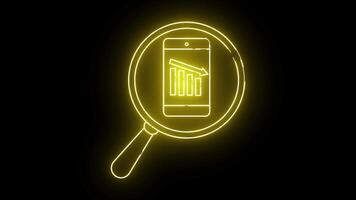 upplyst översikt av en förstorande glas som visar en telefon visning en nedåt trender bar Graf video