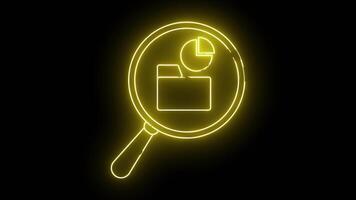 upplyst neon översikt av en förstorande glas fokusera på en mapp med en paj Diagram täcka över video