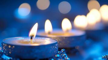 Nahansicht von zündete Chanukka Kerzen im ein modern minimalistisch Kerze Halter. Chanukka video