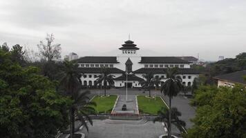 deslumbrante aéreo Visão do Gedung saciar, a ícone do Bandung video