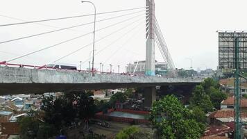 majestoso aéreo Visão do pasupati ponte, Bandung cidade Horizonte video