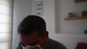 emotional Momente ein Mann ausstellen seine Verletzlichkeit im ein tief intim Rahmen Raum video