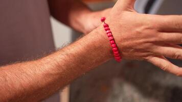 uma fechar-se e detalhado Visão do vibrante e colorida frisado pulseiras adornando a braço video