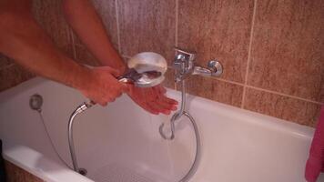 de bearbeta av effektivt montera och ordentligt justeras en badkar hand dusch systemet video