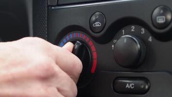 de förare reglerar de temperatur inuti de bil använder sig av en manuell temperatur kontrollant video