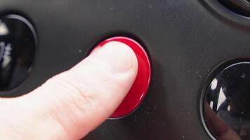 motorista mão pressionando vermelho emergência botão em carro painel de controle para virar em perigo luzes. emergência incidente video