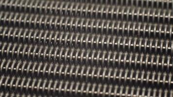 metall tråd maska roterande i cirkel. abstrakt bakgrund textur makro video